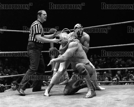 Mil Mascaras 4